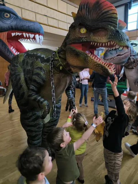 Děti s nadšením sahají na dino kostým