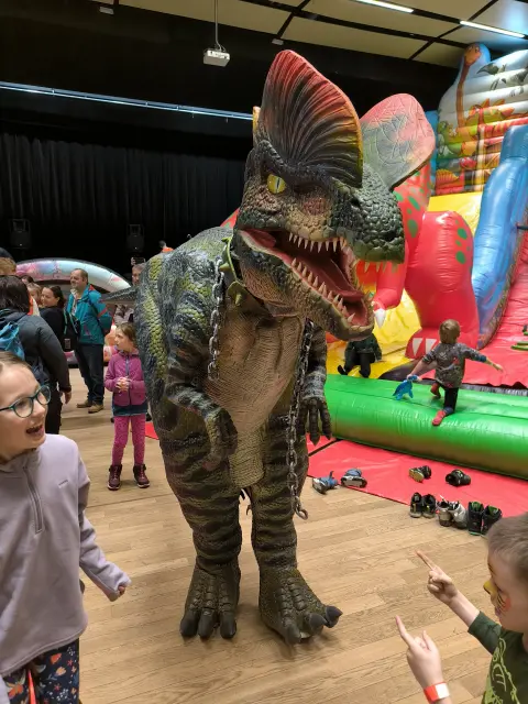 Animátor v celém dino kostýmu na akci Dino show