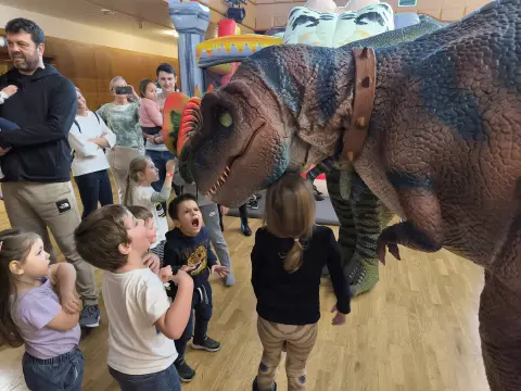 Detailní záběr na realistický dino kostým Dino show