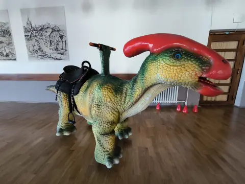 Děti jedou na dinovláčku Dino show