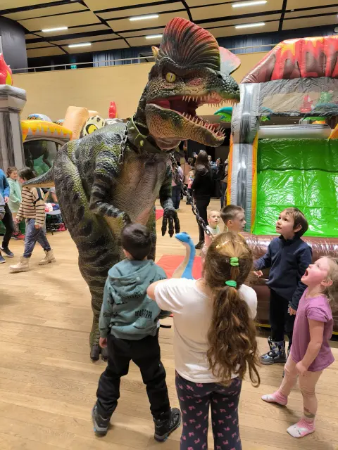 Chlapec jede na dinosauřím vozítku triceratops